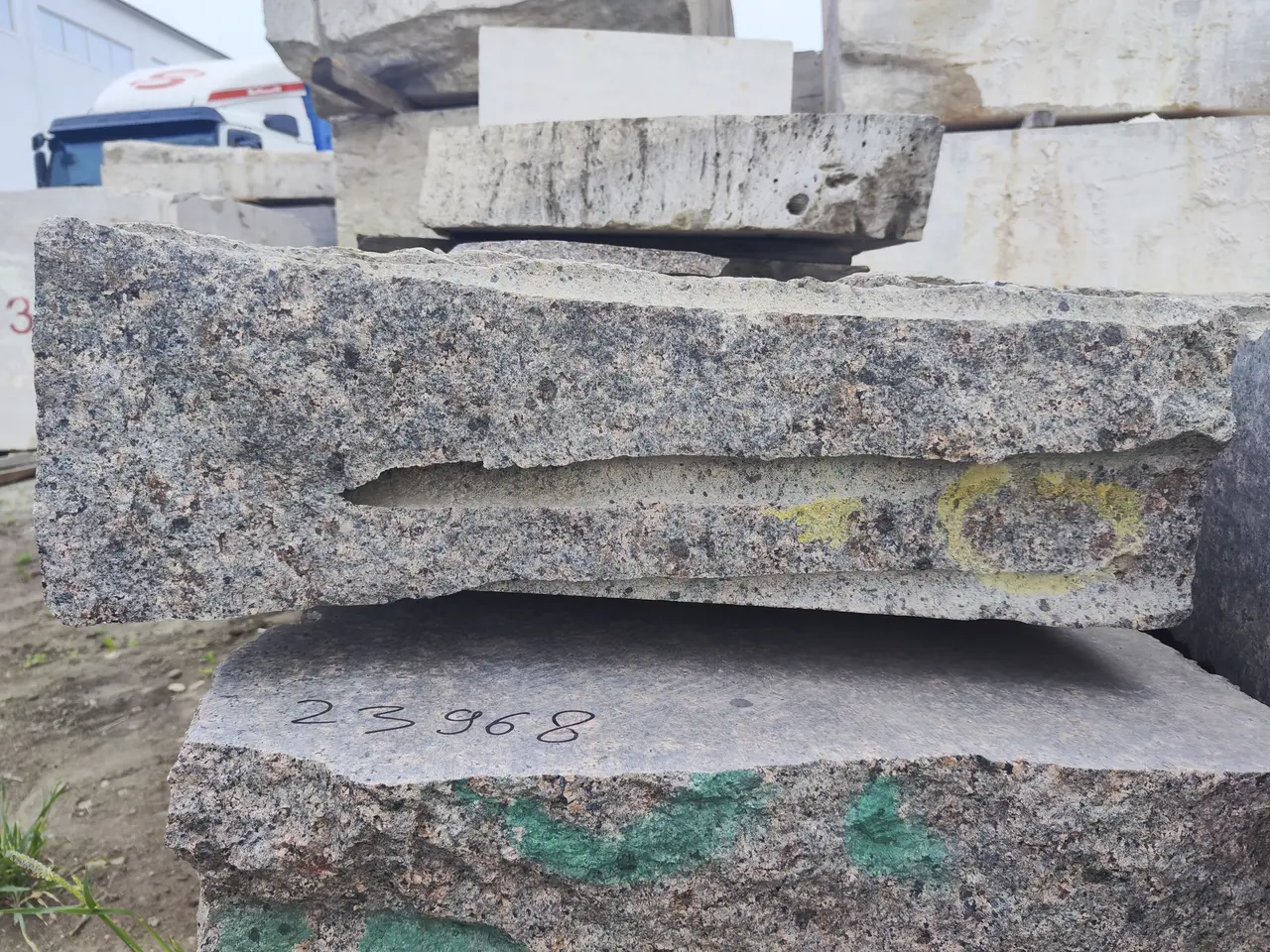 Гранит Блок из гранита МЕЖИРИЧСКИЙ 2550x620x180 мм, код 23967