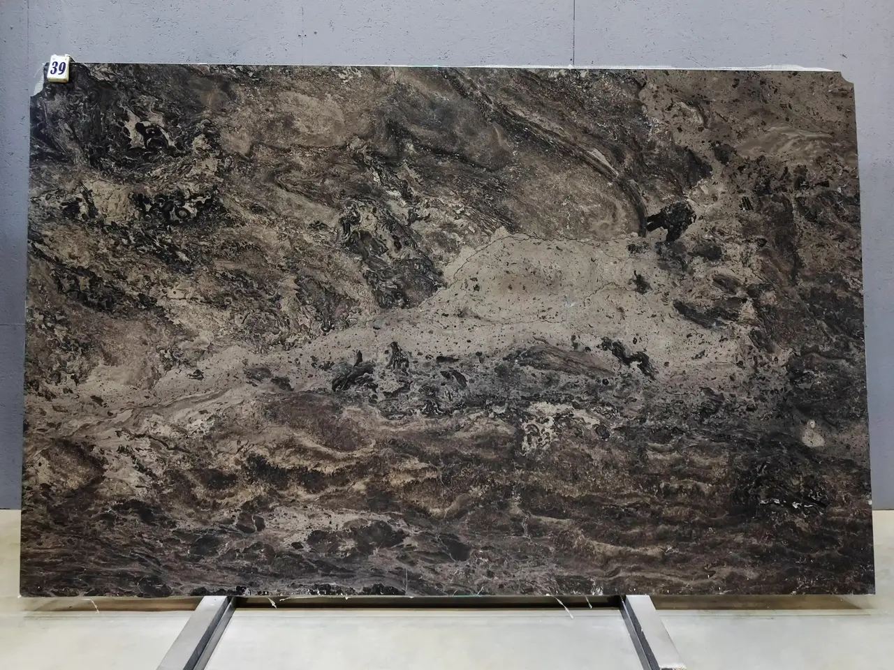 Слэб из мрамора MYSTIC BROWN FIERA LEATHER 2950x1830x20 мм, код 28264