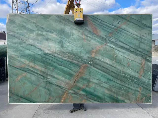 Слэб из кварцита DA VINCI полированный 3220x2000x20 мм, код 15809