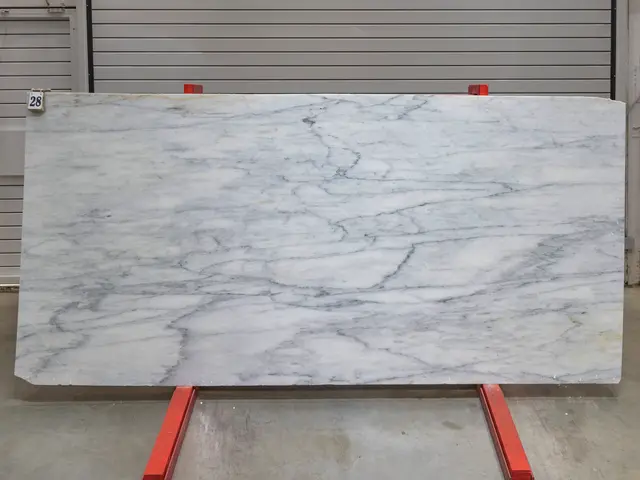 Слэб из мрамора CALACATTA OPTIMA полированный 2900x1350x20 мм, код 28155