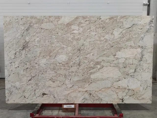 Слэб из мрамора CALACATTA CREMO полированный 2900x1750x20 мм, код 16406