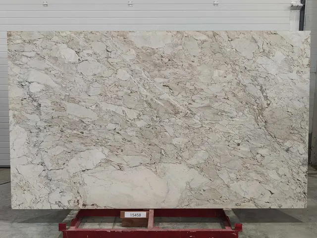 Слэб из мрамора CALACATTA CREMO полированный 2950x1750x20 мм, код 15458