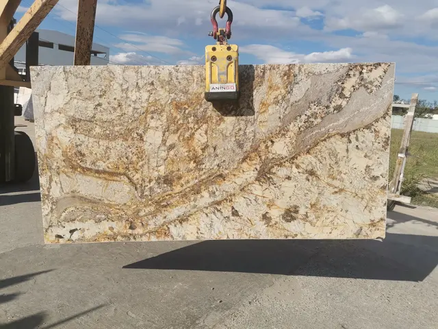 Слэб из гранита DELICATUS GOLD полированный 2180x1100x30 мм, код 16233