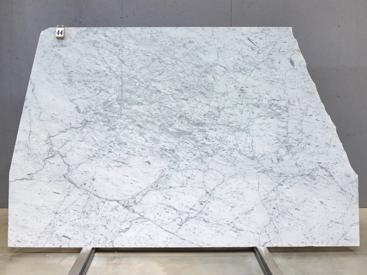 Слэб из мрамора BIANCO CARRARA С полированный 2450x1850x20 мм, код 28689