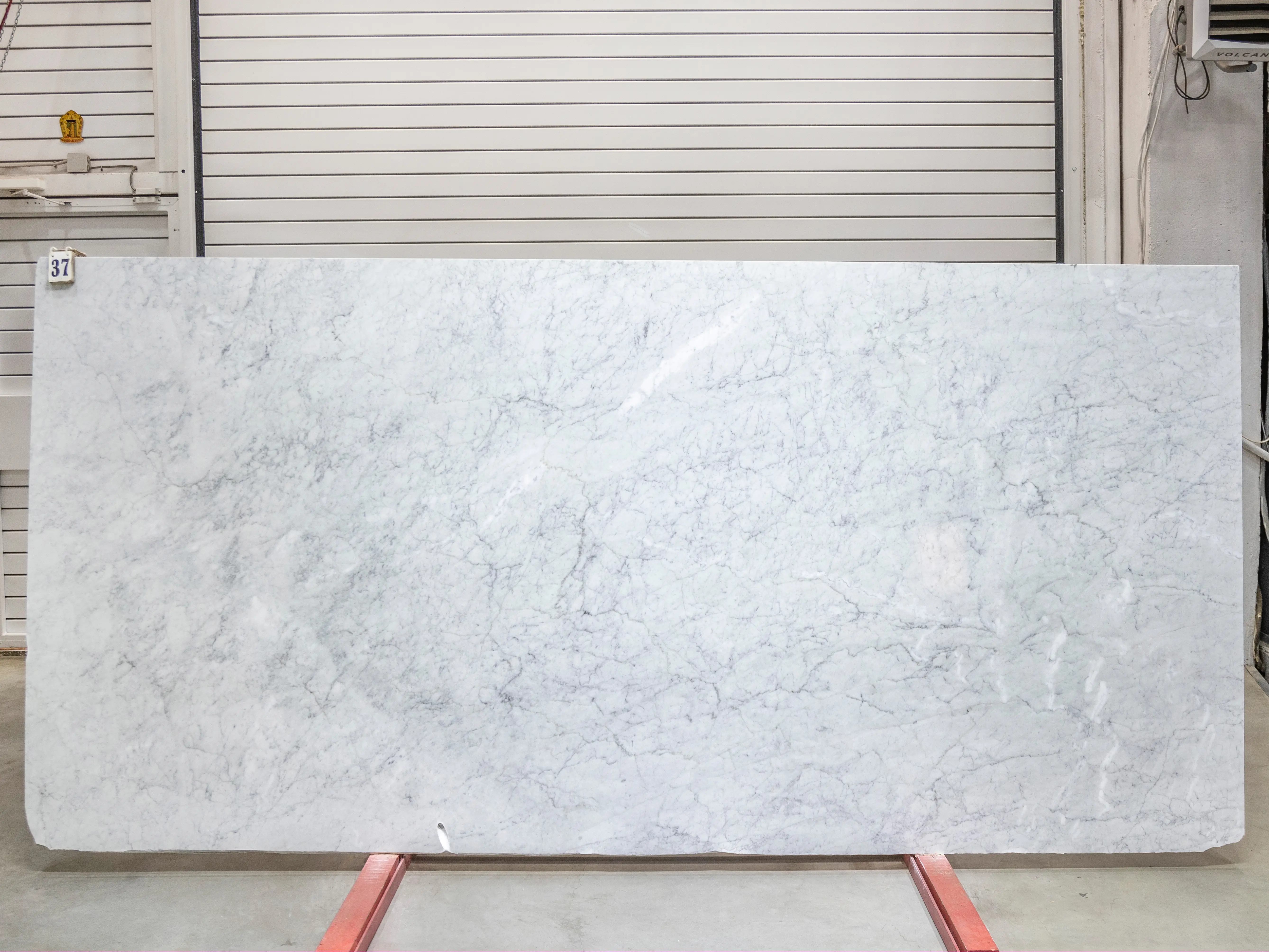 Слэб из мрамора BIANCO CARRARA полированный 3350x1600x20 мм, код 25746
