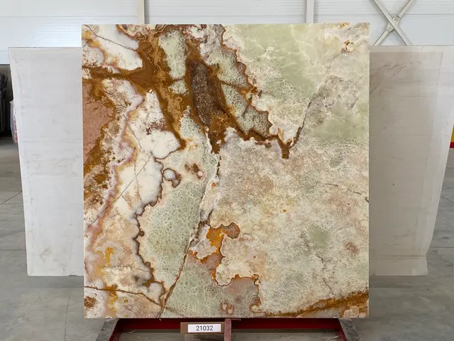 Слэб из оникса VERDE полированный 1840x1900x20 мм, код 21032