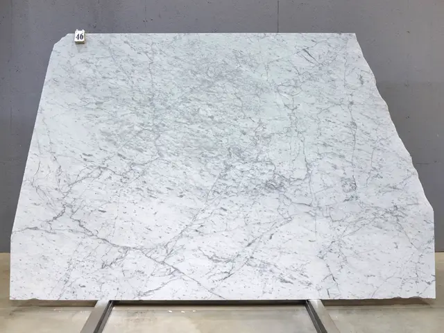 Слэб из мрамора BIANCO CARRARA С полированный 2450x1850x20 мм, код 28691