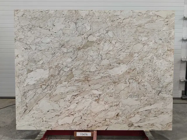 Слэб из мрамора CALACATTA CREMO полированный 2300x1750x20 мм, код 15476