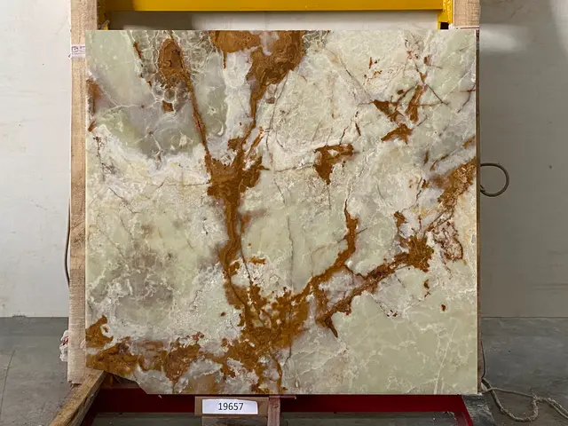 Слэб из оникса VERDE полированный 1500x1300x20 мм, код 19657