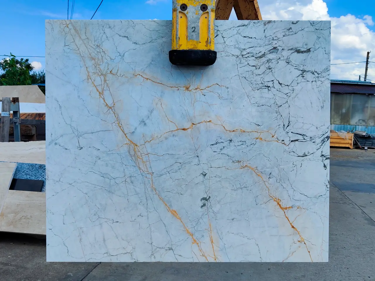 Слэб из мрамора STATUARIO полированный 1403x1104x20 мм, код 25033