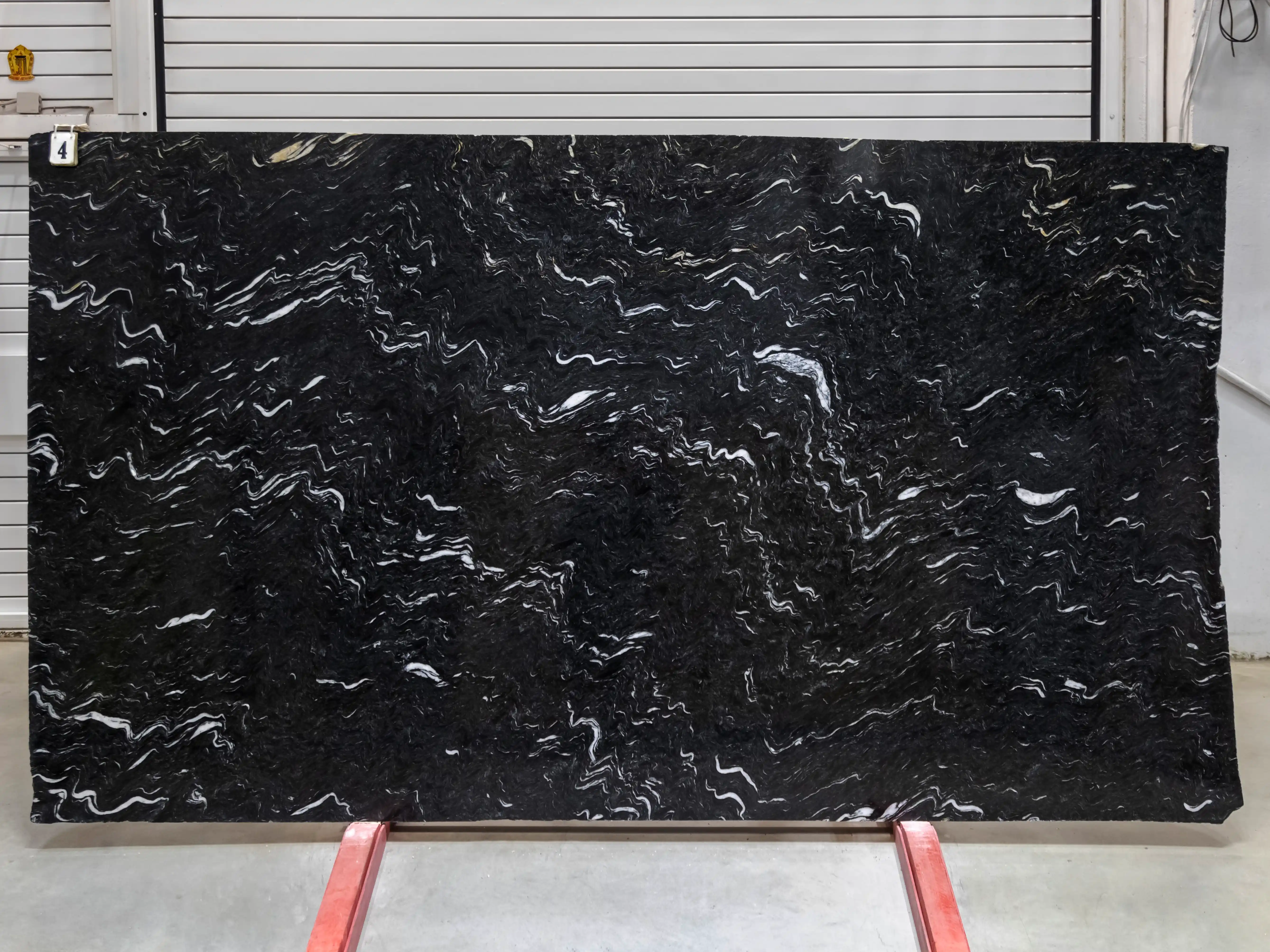 Слэб из гранита LAGUNA BLACK полированный 3250x1840x20 мм, код 28750