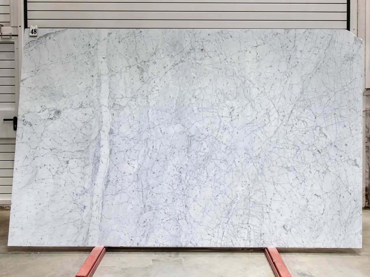 Слэб из мрамора BIANCO CARRARA С полированный 3040x1900x20 мм, код 28747