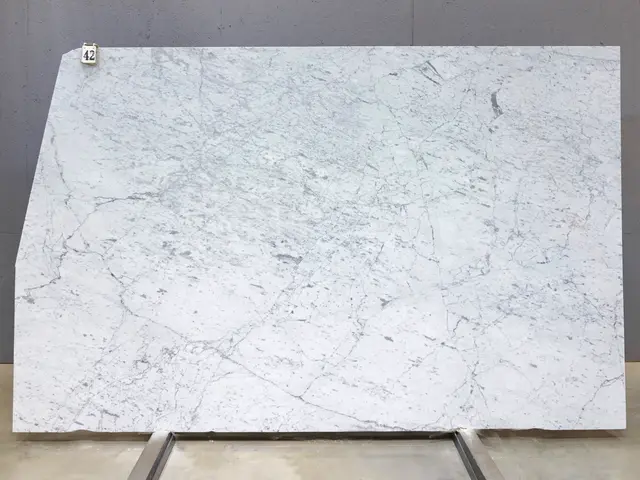 Слэб из мрамора BIANCO CARRARA С полированный 2930x1860x20 мм, код 28687