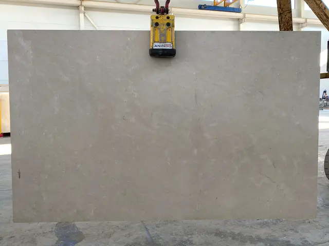 Слэб из мрамора CREMA MARFIL EXTRA полированный 2530x1570x20 мм, код 19233