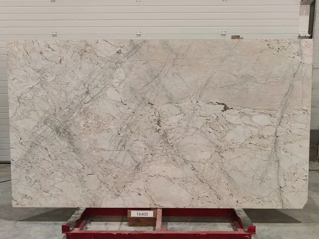 Слэб из мрамора CALACATTA CREMO полированный 2850x1600x20 мм, код 16400