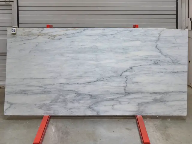 Слэб из мрамора CALACATTA OPTIMA полированный 2900x1350x20 мм, код 28150