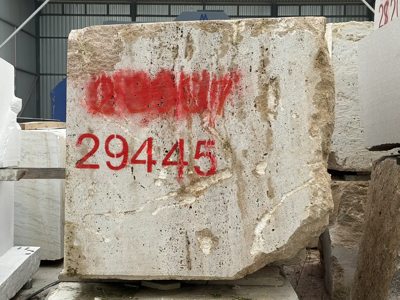 Травертин Блок из травертина DIAMOND 2100x1340x1400 мм, код 29445