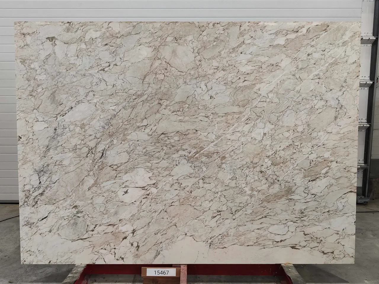 Слэб из мрамора CALACATTA CREMO полированный 2450x1750x20 мм, код 15467