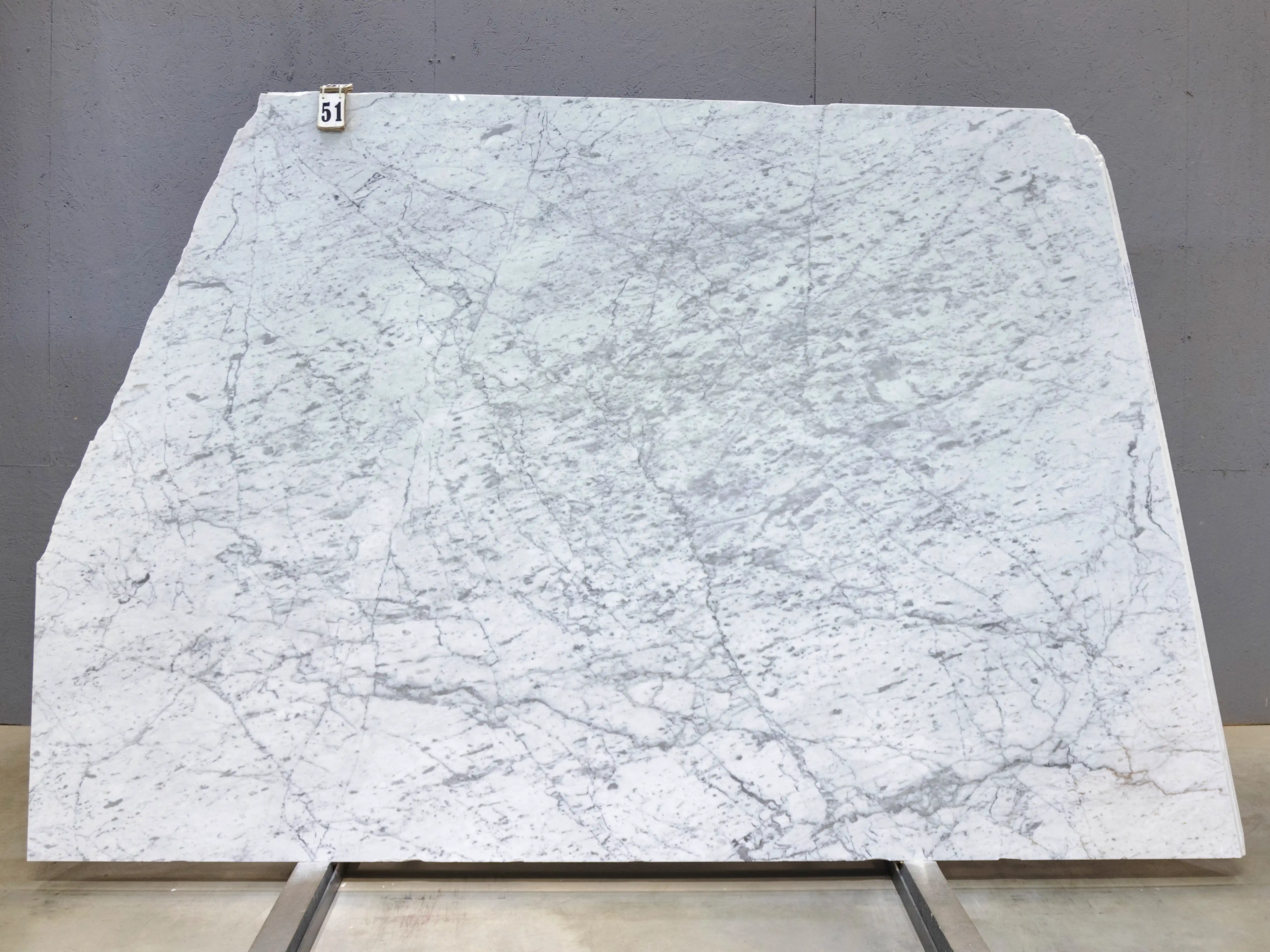 Слэб из мрамора BIANCO CARRARA С полированный 2360x1840x20 мм, код 28696