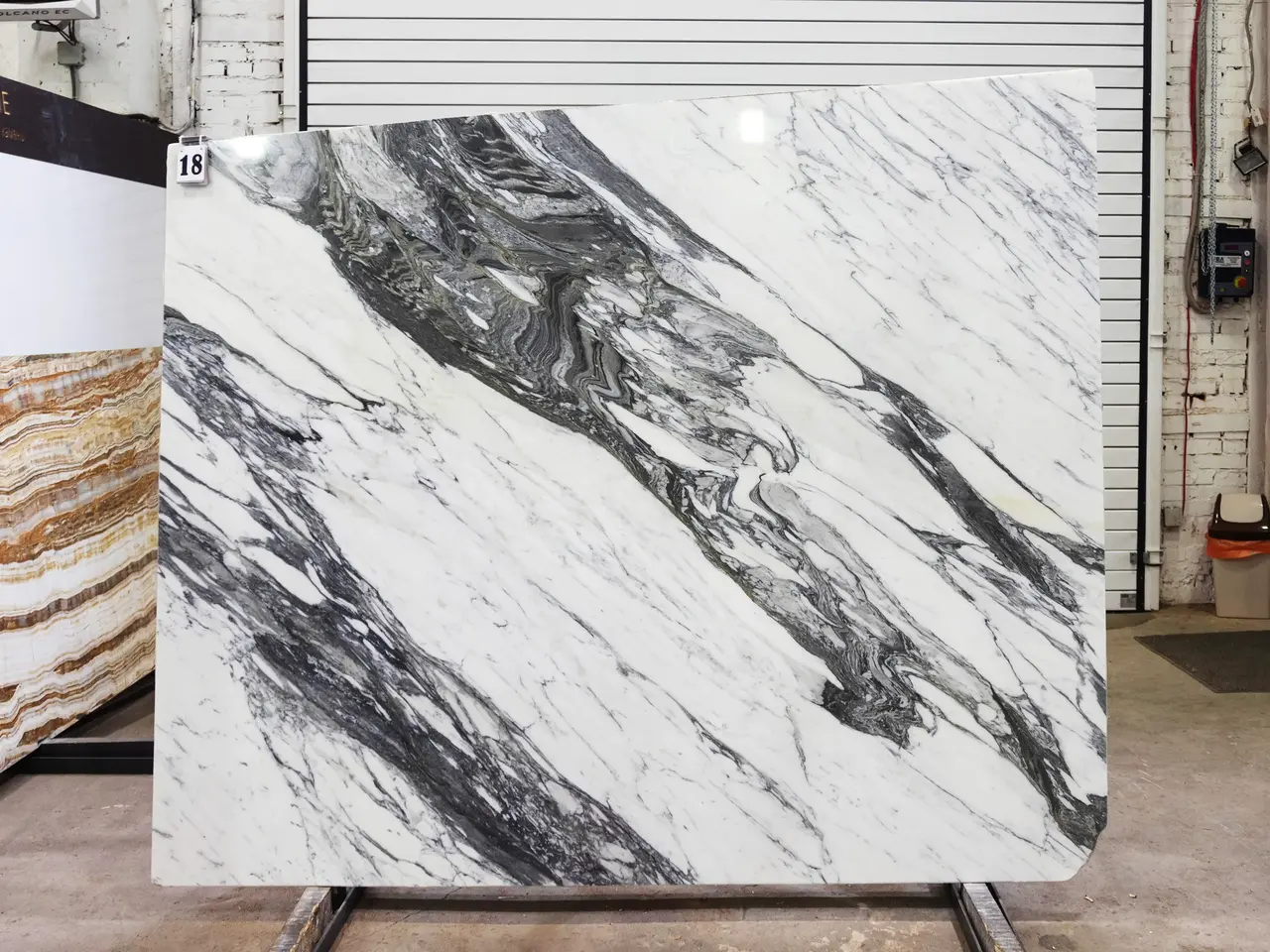 Слэб из мрамора CALACATTA CORCHIA полированный 2150x1760x20 мм, код 29356