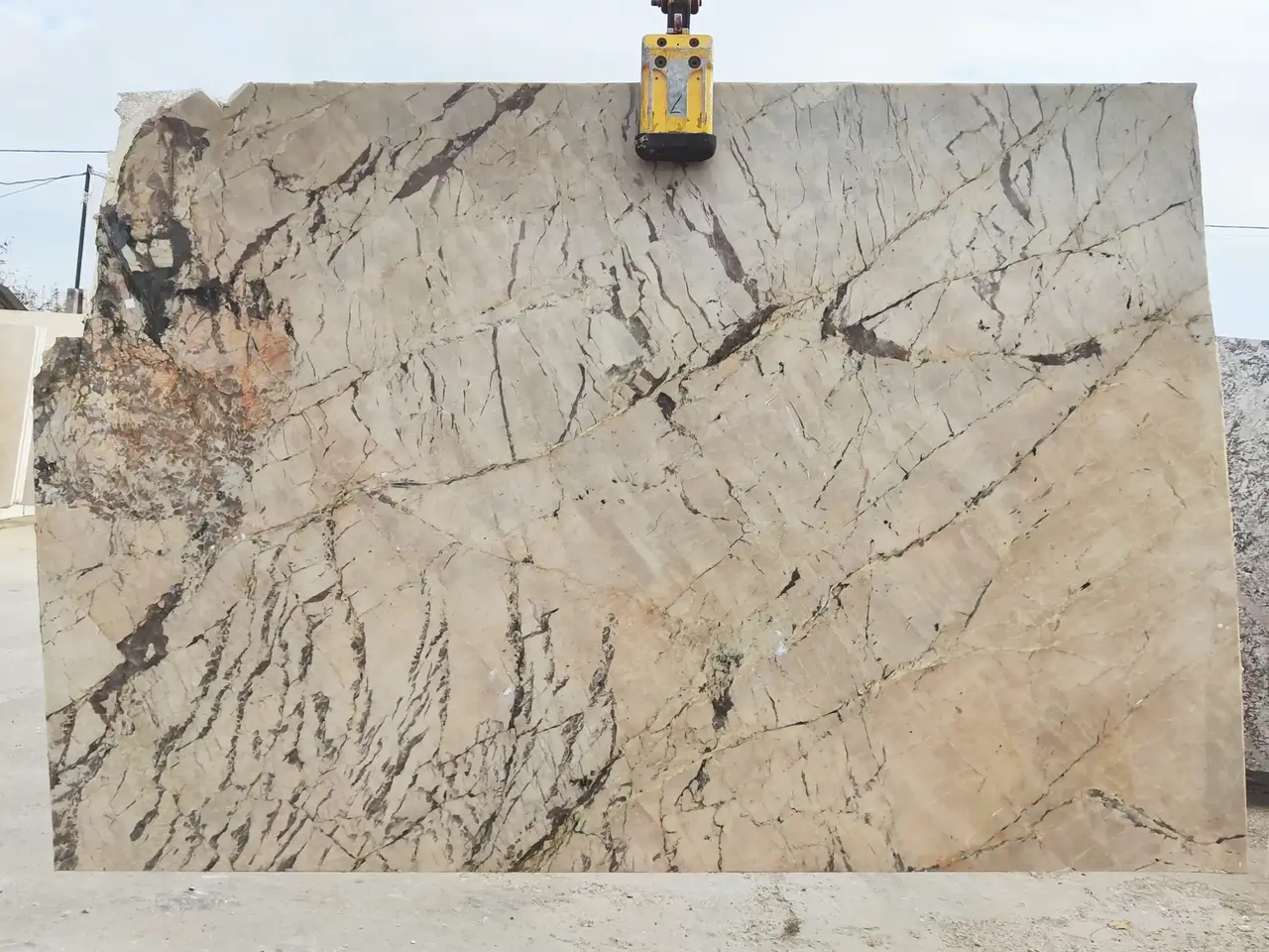 Слэб из гранита CREAM GRACE полированный 2850x2030x20 мм, код 26018