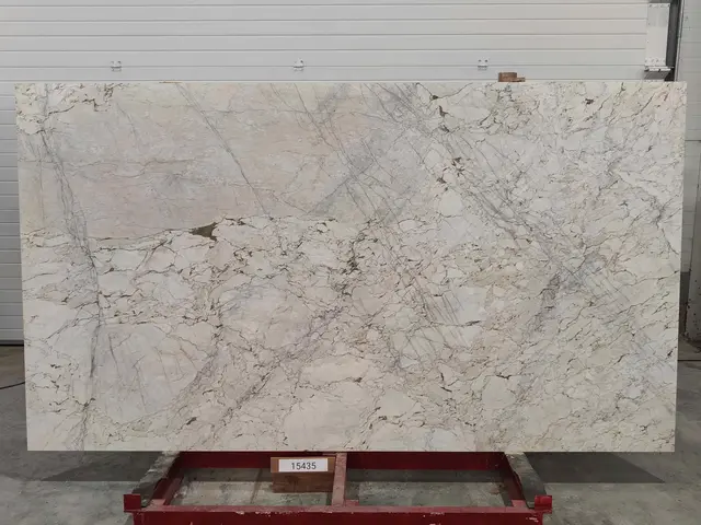 Слэб из мрамора CALACATTA CREMO полированный 2850x1600x20 мм, код 15435